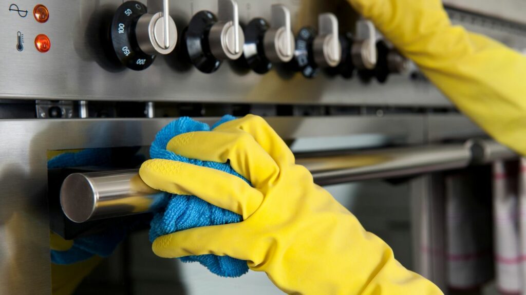 Rengjøring av ovnens utside