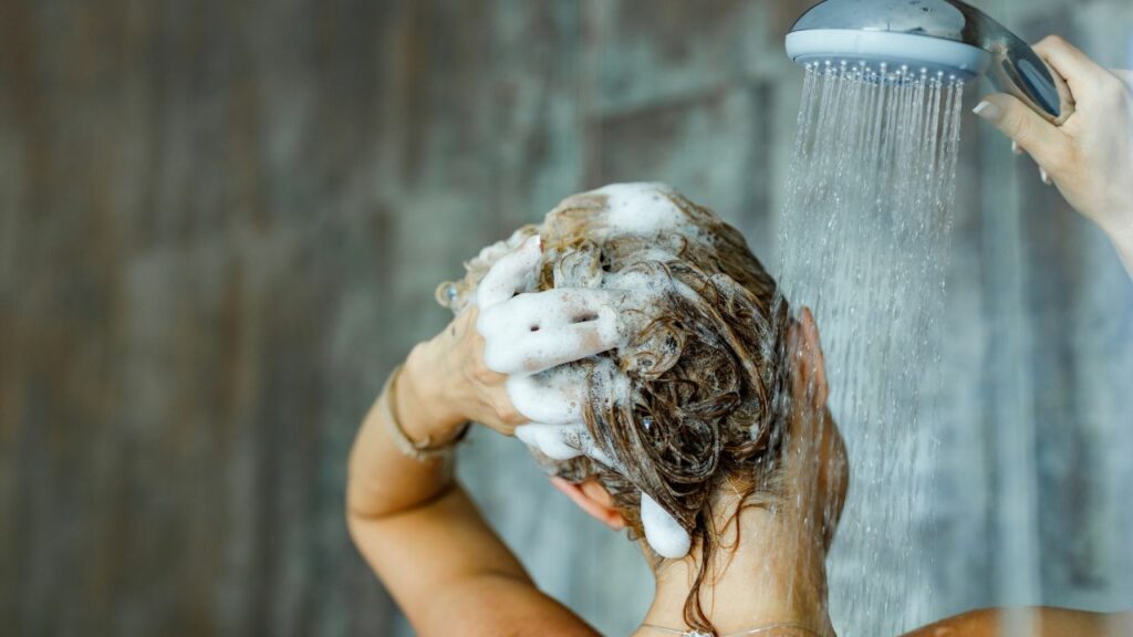 Slik vasker du håret ditt effektivt
