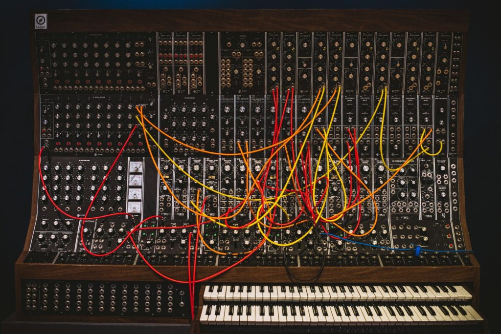 Synthesizer i moderne musikkproduksjon